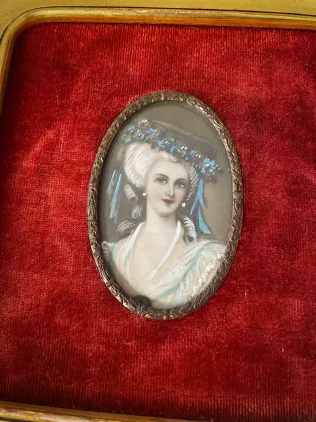 Foto de um(a) Antigo Par Quadros Camafeu Portrait Miniature Pintura Óleo, da categoria de Pinturas. ~ Portrait miniature ~ Antigo e raro par de quadrinhos italianos, com figura central de damas pintadas à mão em folha de... Mostrado de uma perspectiva diferente. Vendido no marketplace Trésors.