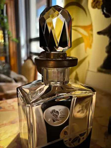 Foto de um(a) Antiga Rara Garrafa Em Cristal Tcheco Karl Palda Art Deco, da categoria de Garrafas. ~ Karl Palda Glass ~ Antiga e raríssima garrafa em cristal Tcheco com detalhes em preto e belíssima lapidação manual, e o... Mostrado de uma perspectiva diferente. Vendido no marketplace Trésors.