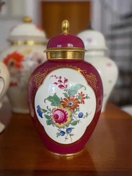 Foto de um(a) Antigo Potiche Vaso Em Porcelana Alemã Bavaria Thomas Ivory, da categoria de Vasos e recipientes. ~ Camille Tharaud | Limoges ~Para quem gosta de peças exclusivas. Antigo e grande vaso artístico em porcelana francesa da... Mostrado de uma perspectiva diferente. Vendido no marketplace Trésors.
