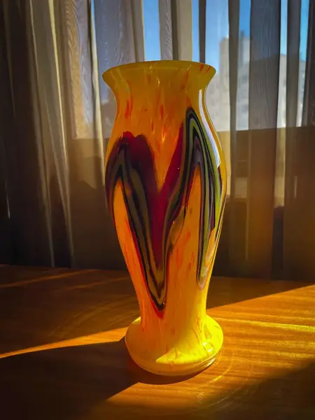 Foto de um(a) Antigo Vaso Jarro Murano Italiano Pâte De Verre Art Deco, da categoria de Vasos. ~ Pâte de Verre ~Antigo e icônico vaso artístico em Murano amarelo com rajados, trabalho manual com lindo brilho natural, as... Mostrado de uma perspectiva diferente. Vendido no marketplace Trésors.
