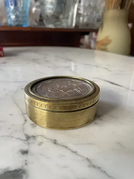 Foto de um(a) Antigo Púcaro Caixinha Com Cena Em Bronze Francês Assinado, da categoria de Cestos e Caixas. Antiga e original caixinha artística em bronze francês do início dos século XX. Assinada. Medidas 3x8cm. Mostrado de uma perspectiva diferente. Vendido no marketplace Trésors.