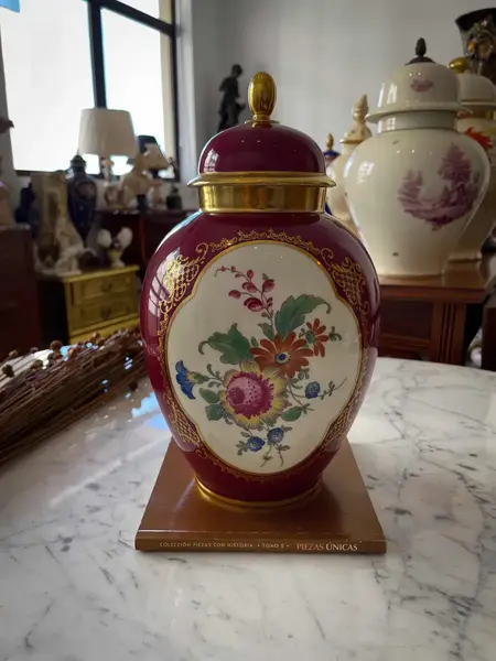 Foto de um(a) Antigo Potiche Vaso Em Porcelana Alemã Bavaria Thomas Ivory, da categoria de Vasos e recipientes. ~ Camille Tharaud | Limoges ~Para quem gosta de peças exclusivas. Antigo e grande vaso artístico em porcelana francesa da... Mostrado de uma perspectiva diferente. Vendido no marketplace Trésors.