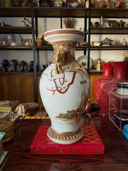 Foto de um(a) Antigo Raro Vaso Jarro Oriental Porcelana Japonesa Satsuma, da categoria de Vasos. ~ Satsuma Imperial ~Antigo e raro vaso oriental com com alças no formato de cães de fó. Peça total artística pintada à mão... Mostrado de uma perspectiva diferente. Vendido no marketplace Trésors.