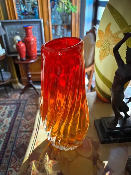 Foto de um(a) Antigo Raro Vaso Murano Italiano Seguso Alfredo Barbini, da categoria de Vasos. Cores e formas fascinantes!Antigo e pesado vaso em murano retorcido em tons degradê vermelho e âmbar, atribuído a Alfredo... Mostrado de uma perspectiva diferente. Vendido no marketplace Trésors.