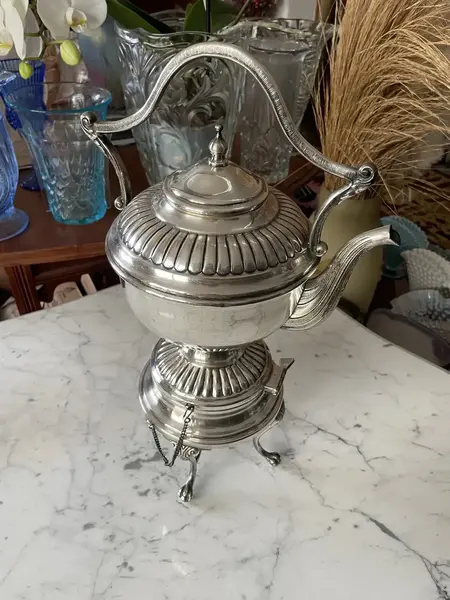 Foto de um(a) Antigo Raro Samovar Bule Completo Prata Inglesa Sheffield, da categoria de Chaleiras. ~ Sheffield ~Antigo e finíssimo samovar em metal espessurado a prata, estilo inglês. Todo original, com detalhes em relevo,... Mostrado de uma perspectiva diferente. Vendido no marketplace Trésors.
