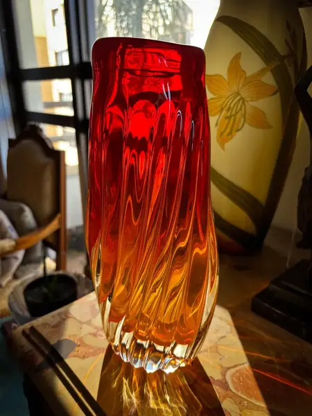 Foto de um(a) Antigo Raro Vaso Murano Italiano Seguso Alfredo Barbini, da categoria de Vasos. Cores e formas fascinantes!Antigo e pesado vaso em murano retorcido em tons degradê vermelho e âmbar, atribuído a Alfredo... Mostrado de uma perspectiva diferente. Vendido no marketplace Trésors.