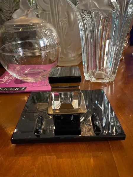 Foto de um(a) Antigo Tinteiro Porta Caneta Cristal Tcheco Preto Art Deco, da categoria de Outros colecionáveis. Antigo e clássico tinteiro em cristal Tcheco com o recipiente para tinta em cristal translúcido lapidado à mão. Na frente... Mostrado de uma perspectiva diferente. Vendido no marketplace Trésors.