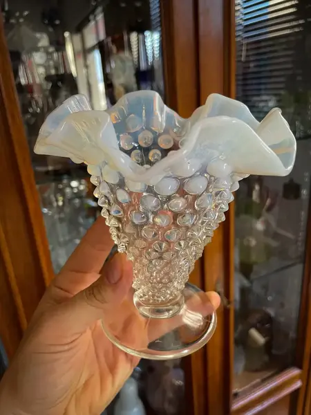 Foto de um(a) Antigo Par De Vasos Em Opalina Opalescente Fenton Glass, da categoria de Vasos. ~ Fenton Art Glass ~ Manufatura americana fundada em 1905. Antigos e atemporais vasos artísticos em vidro opalescente com a... Mostrado de uma perspectiva diferente. Vendido no marketplace Trésors.
