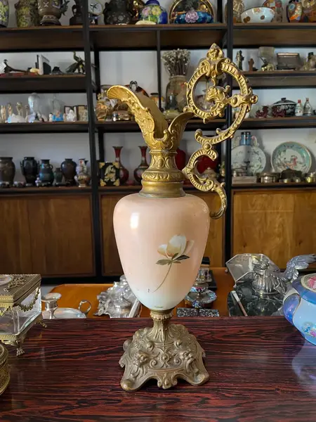 Foto de um(a) Antiga Escultura Ânfora Jarro Pétit Bronze Francês Opalina, da categoria de Jarros. Antiga e grande jarra decorativa com estrutura em metal trabalhado e parte central em opalina francesa pintada à mão. Peça... Mostrado de uma perspectiva diferente. Vendido no marketplace Trésors.