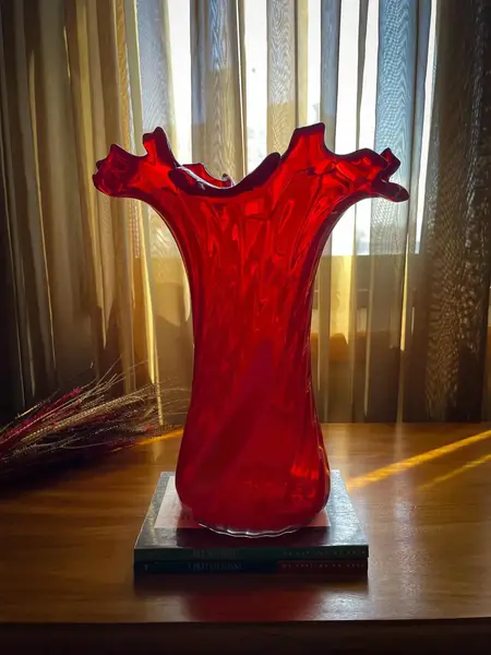Foto de um(a) Antigo Grande Legítimo Vaso Murano Italiano Vermelho A. Deco, da categoria de Vasos. ~ Italy Glass ~Antigo e grande vaso artístico em Murano Italiano soufflé gomado com a borda plissada, cor vermelho rubi com... Mostrado de uma perspectiva diferente. Vendido no marketplace Trésors.