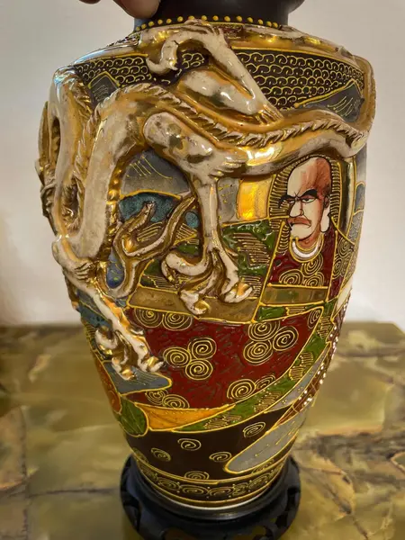 Foto de um(a) Antigo Vaso Jarro Dragão Oriental Japonês Porcelana Satsuma, da categoria de Vasos. ~ Satsuma Imperial ~Antigo e diferente vaso oriental em porcelana artística japonesa, todo pintado à mão com figuras de... Mostrado de uma perspectiva diferente. Vendido no marketplace Trésors.