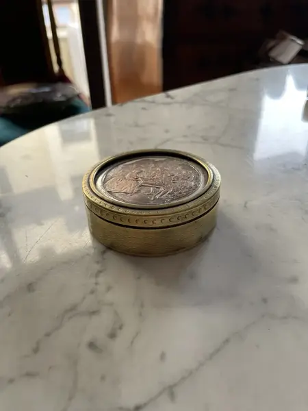 Foto de um(a) Antigo Púcaro Caixinha Com Cena Em Bronze Francês Assinado, da categoria de Cestos e Caixas. Antiga e original caixinha artística em bronze francês do início dos século XX. Assinada. Medidas 3x8cm. Mostrado de uma perspectiva diferente. Vendido no marketplace Trésors.