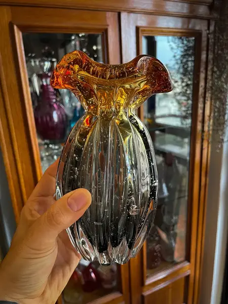 Foto de um(a) Antigo Vaso Jarro Art Deco Murano Italy Glass Âmbar, da categoria de Vasos. ~ Italy Glass ~Antigo vaso em Murano na cor grafite com âmbar. Essa combinação de cores foi um grande acerto! Corpo gomado... Mostrado de uma perspectiva diferente. Vendido no marketplace Trésors.