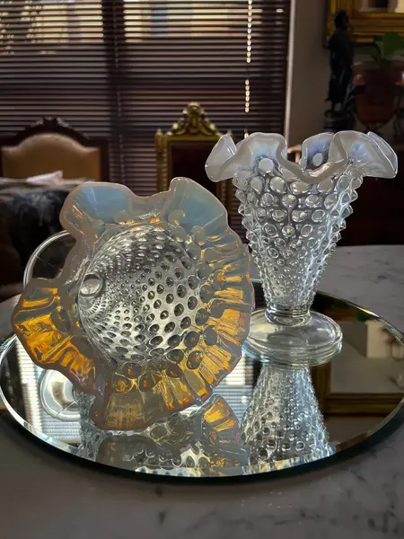 Foto de um(a) Antigo Par De Vasos Em Opalina Opalescente Fenton Glass, da categoria de Vasos. ~ Fenton Art Glass ~ Manufatura americana fundada em 1905. Antigos e atemporais vasos artísticos em vidro opalescente com a... Mostrado de uma perspectiva diferente. Vendido no marketplace Trésors.