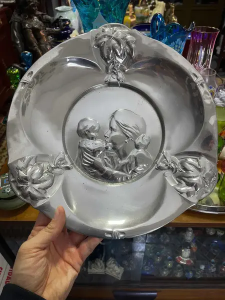 Foto de um(a) Antigo Prato Medalhão Centro De Mesa Prata Art Nouveau Wmf, da categoria de Pratos Decorativos. Antigo prato medalhão/centro de mesa em metal espessurado a prata da famosa manufatura wmf. Linda cena de mãe com criança.... Mostrado de uma perspectiva diferente. Vendido no marketplace Trésors.