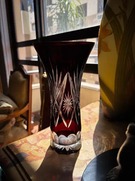 Foto de um(a) Antigo Raro Vaso Jarro Em Cristal Baccarat Lapidado À Mão, da categoria de Vasos. Antigo e elegante vaso em cristal europeu doublé na cor bordô, uma cor linda, que combina com tudo. Em contato com a luz ele... Mostrado de uma perspectiva diferente. Vendido no marketplace Trésors.