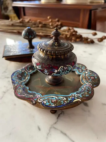 Foto de um(a) Antigo Conjunto Tinteiro Mata Borrão Bronze France Champlevé, da categoria de Itens de Escritório. Antigo e raro conjunto para escritório, composto por tinteiro e mata borrão em bronze doré (banho de ouro) com detalhes em... Mostrado de uma perspectiva diferente. Vendido no marketplace Trésors.
