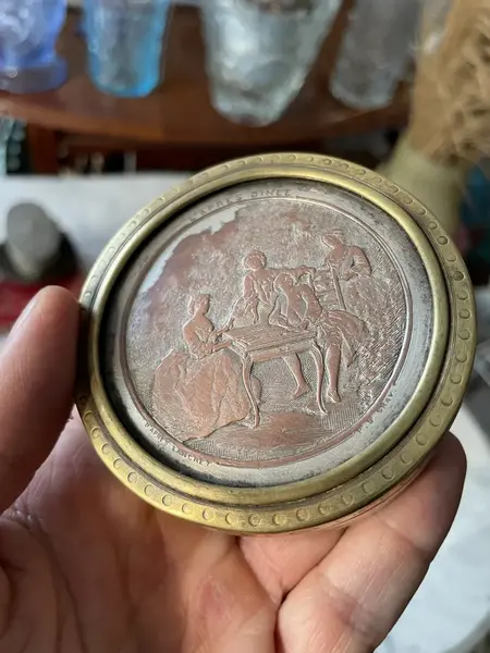 Foto de um(a) Antigo Púcaro Caixinha Com Cena Em Bronze Francês Assinado, da categoria de Cestos e Caixas. Antiga e original caixinha artística em bronze francês do início dos século XX. Assinada. Medidas 3x8cm. Mostrado de uma perspectiva diferente. Vendido no marketplace Trésors.