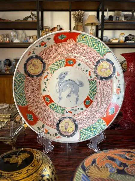 Foto de um(a) Antigo Prato Decorativo Oriental Porcelana Japonesa Imari, da categoria de Pratos Decorativos. ~ Imari~ A célebre porcelana japonesa. Antigo prato decorativo em porcelana com decoração oriental típica desse período com... Mostrado de uma perspectiva diferente. Vendido no marketplace Trésors.