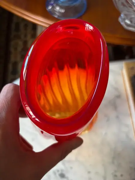 Foto de um(a) Antigo Raro Vaso Murano Italiano Seguso Alfredo Barbini, da categoria de Vasos. Cores e formas fascinantes!Antigo e pesado vaso em murano retorcido em tons degradê vermelho e âmbar, atribuído a Alfredo... Mostrado de uma perspectiva diferente. Vendido no marketplace Trésors.
