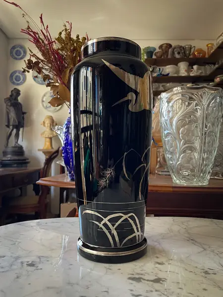 Foto de um(a) Antigo Raro Vaso Jarro Art Deco Opalina Preta E Prata Lei, da categoria de Vasos. Antigo e raro vaso artístico em opalina preta com decoração em prata de lei. Uma combinação muito chique e elegante, combina... Mostrado de uma perspectiva diferente. Vendido no marketplace Trésors.
