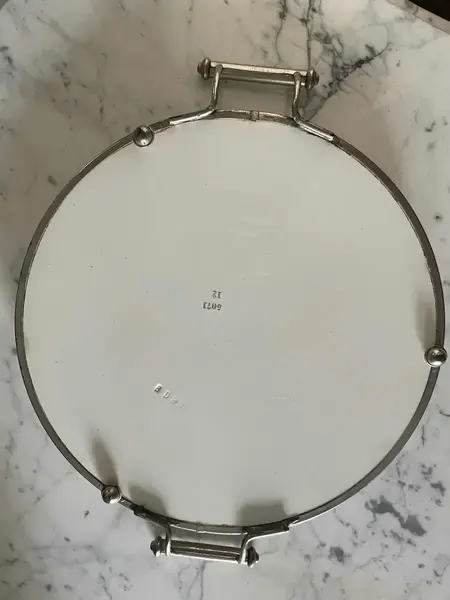 Foto de um(a) Antiga Rara Bandeja De Majólica Faiança Alemã Azul E Branco, da categoria de Bandejas. Antiga e rara bandeja de majólica alemã, armação em metal prateado. Linda decoração branco e azul “natureza morta”. Período... Mostrado de uma perspectiva diferente. Vendido no marketplace Trésors.