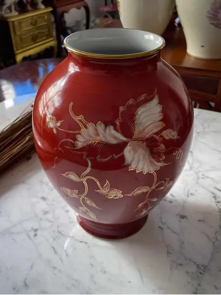 Foto de um(a) Antigo Raro Vaso Jarro Art Deco Porcelana Alemã Furstenberg, da categoria de Vasos. ~ Furstenberg Germany ~Antigo e majestoso vaso artístico em porcelana alemã, pintada à mão. Decoração com flores e filetes... Mostrado de uma perspectiva diferente. Vendido no marketplace Trésors.