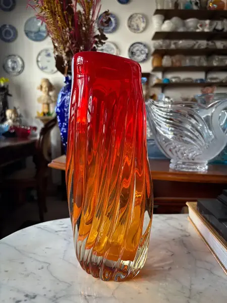 Foto de um(a) Antigo Raro Vaso Murano Italiano Seguso Alfredo Barbini, da categoria de Vasos. Cores e formas fascinantes!Antigo e pesado vaso em murano retorcido em tons degradê vermelho e âmbar, atribuído a Alfredo... Mostrado de uma perspectiva diferente. Vendido no marketplace Trésors.