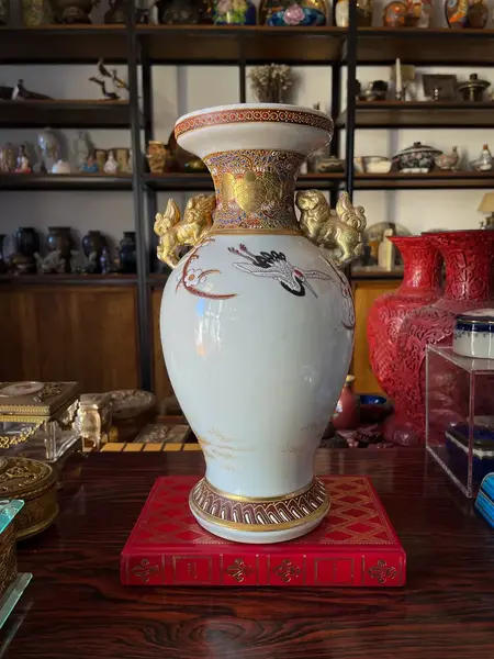 Foto de um(a) Antigo Raro Vaso Jarro Oriental Porcelana Japonesa Satsuma, da categoria de Vasos. ~ Satsuma Imperial ~Antigo e raro vaso oriental com com alças no formato de cães de fó. Peça total artística pintada à mão... Mostrado de uma perspectiva diferente. Vendido no marketplace Trésors.