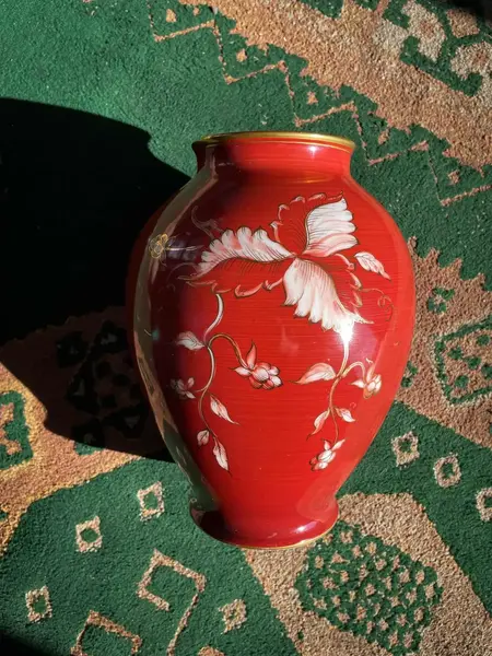 Foto de um(a) Antigo Raro Vaso Jarro Art Deco Porcelana Alemã Furstenberg, da categoria de Vasos. ~ Furstenberg Germany ~Antigo e majestoso vaso artístico em porcelana alemã, pintada à mão. Decoração com flores e filetes... Mostrado de uma perspectiva diferente. Vendido no marketplace Trésors.