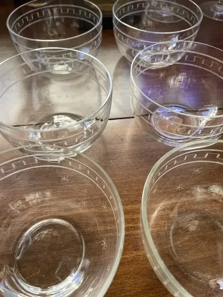 Foto de um(a) Antigo Conjunto De Lavandas Tigelas Bowls Em Cristal Francês, da categoria de Conjuntos de servir. Antigo conjunto com seis lavandas em cristal francês, ricamente lapidadas à mão. As peças são mil e uma utilidades, podem... Mostrado de uma perspectiva diferente. Vendido no marketplace Trésors.