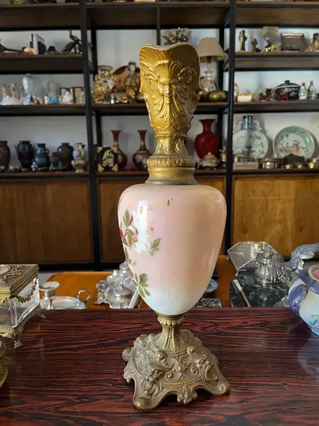 Foto de um(a) Antiga Escultura Ânfora Jarro Pétit Bronze Francês Opalina, da categoria de Jarros. Antiga e grande jarra decorativa com estrutura em metal trabalhado e parte central em opalina francesa pintada à mão. Peça... Mostrado de uma perspectiva diferente. Vendido no marketplace Trésors.