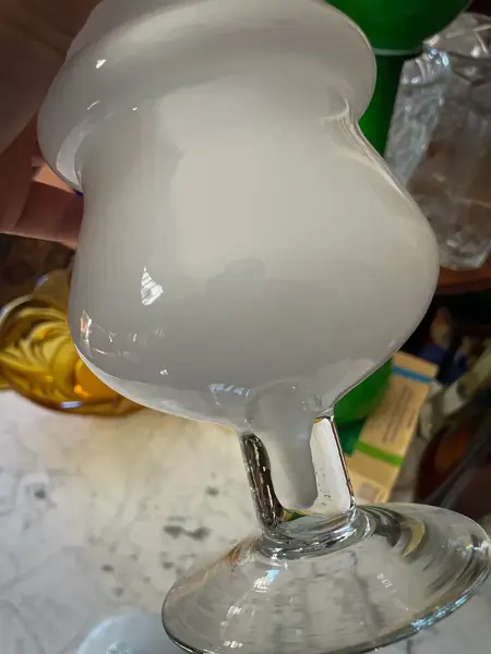 Foto de um(a) Antigo Potiche Vaso Jarro Art Deco Opalina Murano Branco, da categoria de Garrafas, potes e jarros. ~ Kastrup Holmegaard ~Antigo e grande potiche em opalina dinamarquesa Sandwich Glass (quando temos mais de um tipo de vidro... Mostrado de uma perspectiva diferente. Vendido no marketplace Trésors.