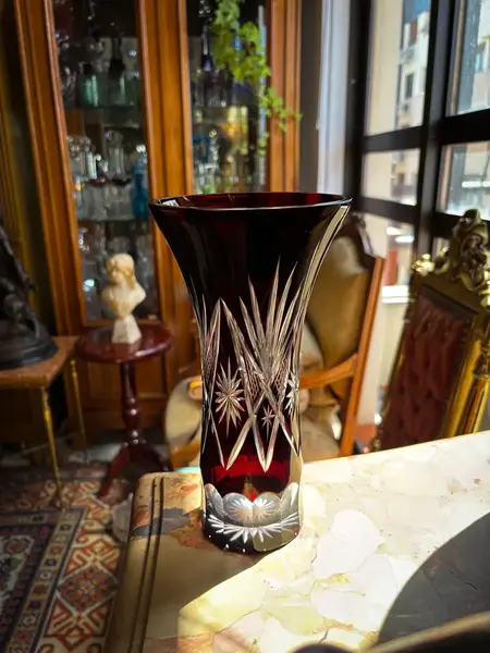 Foto de um(a) Antigo Raro Vaso Jarro Em Cristal Baccarat Lapidado À Mão, da categoria de Vasos. Antigo e elegante vaso em cristal europeu doublé na cor bordô, uma cor linda, que combina com tudo. Em contato com a luz ele... Mostrado de uma perspectiva diferente. Vendido no marketplace Trésors.