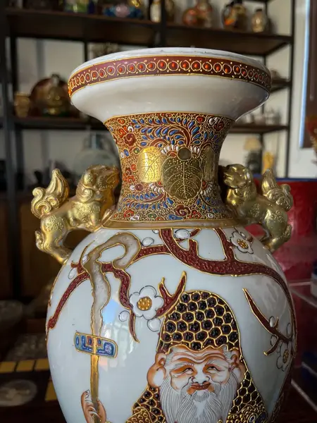 Foto de um(a) Antigo Raro Vaso Jarro Oriental Porcelana Japonesa Satsuma, da categoria de Vasos. ~ Satsuma Imperial ~Antigo e raro vaso oriental com com alças no formato de cães de fó. Peça total artística pintada à mão... Mostrado de uma perspectiva diferente. Vendido no marketplace Trésors.