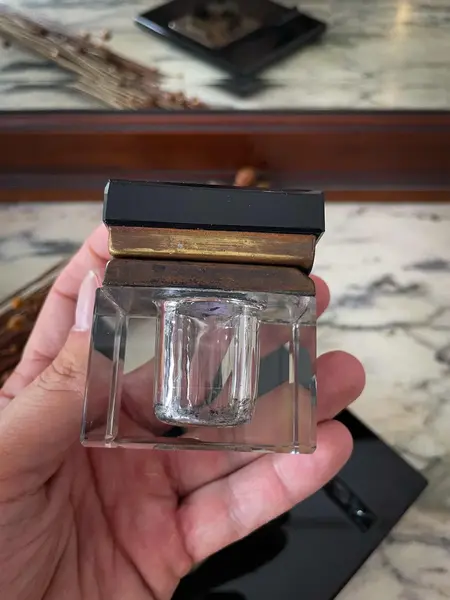 Foto de um(a) Antigo Tinteiro Porta Caneta Cristal Tcheco Preto Art Deco, da categoria de Outros colecionáveis. Antigo e clássico tinteiro em cristal Tcheco com o recipiente para tinta em cristal translúcido lapidado à mão. Na frente... Mostrado de uma perspectiva diferente. Vendido no marketplace Trésors.