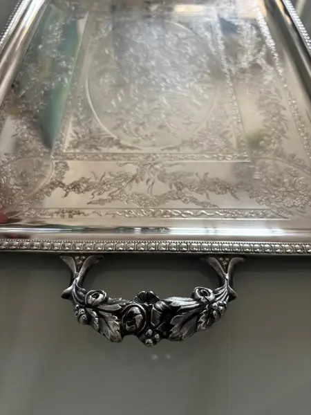 Foto de um(a) Antiga Grande Bandeja Trabalhada Em Prata Eberle, da categoria de Bandejas. ~ Eberle Silverplate ~ Antiga e grande bandeja em prata Eberle com alças trabalhadas no formato de flores em relevo, e... Mostrado de uma perspectiva diferente. Vendido no marketplace Trésors.