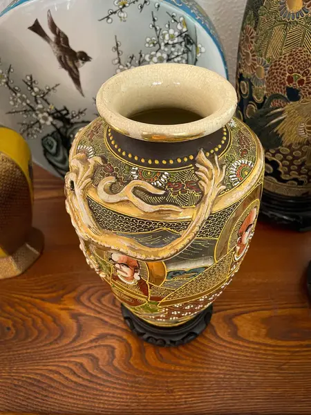 Foto de um(a) Antigo Vaso Jarro Dragão Oriental Japonês Porcelana Satsuma, da categoria de Vasos. ~ Satsuma Imperial ~Antigo e diferente vaso oriental em porcelana artística japonesa, todo pintado à mão com figuras de... Mostrado de uma perspectiva diferente. Vendido no marketplace Trésors.