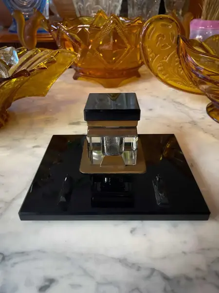 Foto de um(a) Antigo Tinteiro Porta Caneta Cristal Tcheco Preto Art Deco, da categoria de Outros colecionáveis. Antigo e clássico tinteiro em cristal Tcheco com o recipiente para tinta em cristal translúcido lapidado à mão. Na frente... Mostrado de uma perspectiva diferente. Vendido no marketplace Trésors.