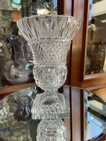 Foto de um(a) Antigo Vaso Cachepot Jarro Modelo Médici Em Cristal Tcheco, da categoria de Vasos. Antigo e clássico vaso artístico, modelo Medici, em cristal Tcheco lapidado à mão. Lapidação estrelada, e ponta de diamante.... Mostrado de uma perspectiva diferente. Vendido no marketplace Trésors.