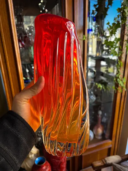 Foto de um(a) Antigo Raro Vaso Murano Italiano Seguso Alfredo Barbini, da categoria de Vasos. Cores e formas fascinantes!Antigo e pesado vaso em murano retorcido em tons degradê vermelho e âmbar, atribuído a Alfredo... Mostrado de uma perspectiva diferente. Vendido no marketplace Trésors.