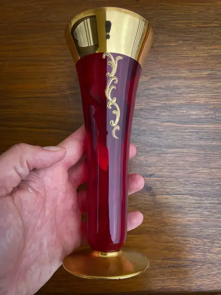 Foto de um(a) Antigo Vaso Jarro Artístico Cristal Veneziano Com Ouro, da categoria de Vasos. Antigo vaso artístico em cristal veneziano cor vermelho rubi , toda trabalhada à mão, decoração floral em relevo e ouro 18k.... Mostrado de uma perspectiva diferente. Vendido no marketplace Trésors.