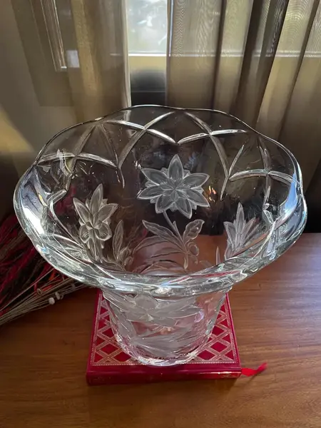 Foto de um(a) Antigo Grande Vaso Jarro Art Deco Em Vidro Floral Satiné, da categoria de Vasos. ~ France Glass ~Antigo e grande vaso em vidro artístico francês satiné. Decoração com flores e folhas em relevo. Peça muito... Mostrado de uma perspectiva diferente. Vendido no marketplace Trésors.