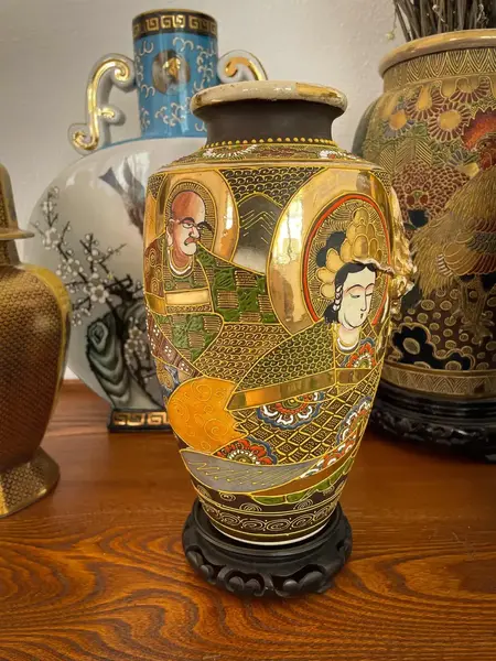 Foto de um(a) Antigo Vaso Jarro Dragão Oriental Japonês Porcelana Satsuma, da categoria de Vasos. ~ Satsuma Imperial ~Antigo e diferente vaso oriental em porcelana artística japonesa, todo pintado à mão com figuras de... Mostrado de uma perspectiva diferente. Vendido no marketplace Trésors.