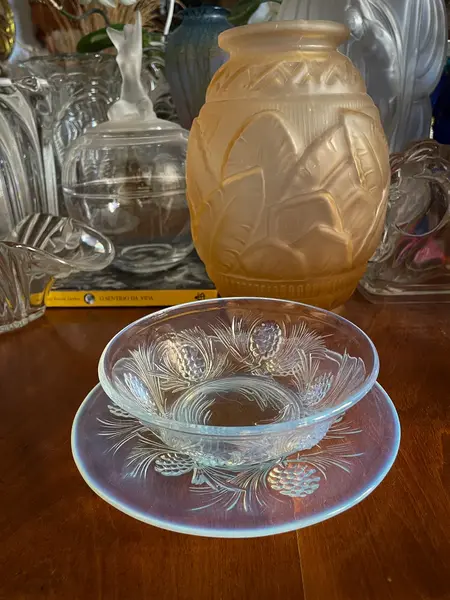 Foto de um(a) Antigo Raro Bowl Decorativo Jobling Glass Vidro Opalescente, da categoria de Travessas e tigelas. ~ Jobling Glass ~Antigo e importante bowl decorativo em vidro artístico opalescente com decoração floral em relevo. Da... Mostrado de uma perspectiva diferente. Vendido no marketplace Trésors.