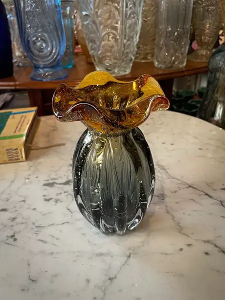 Foto de um(a) Antigo Vaso Jarro Art Deco Murano Italy Glass Âmbar, da categoria de Vasos. ~ Italy Glass ~Antigo vaso em Murano na cor grafite com âmbar. Essa combinação de cores foi um grande acerto! Corpo gomado... Mostrado de uma perspectiva diferente. Vendido no marketplace Trésors.