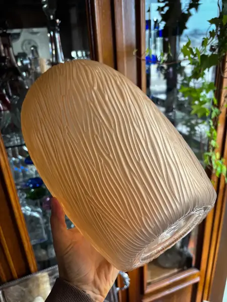 Foto de um(a) Antigo Vaso Jarro Decorativo Vidro Francês Art Deco Satiné, da categoria de Vasos. ~ Art Deco Glass ~Grande vaso em vidro artístico francês com decoração em relevo, simples e chique. Combina com tudo. Ótimo... Mostrado de uma perspectiva diferente. Vendido no marketplace Trésors.