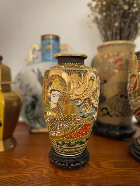 Foto de um(a) Antigo Vaso Jarro Dragão Oriental Japonês Porcelana Satsuma, da categoria de Vasos. ~ Satsuma Imperial ~Antigo e diferente vaso oriental em porcelana artística japonesa, todo pintado à mão com figuras de... Mostrado de uma perspectiva diferente. Vendido no marketplace Trésors.