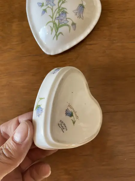 Foto de um(a) Antigo Coração Porta Joias Porcelana Inglesa Bone China, da categoria de Porta-Jóias. ~ Jean Mercer ~Antiga e rara caixinha decorativa ou porta joias no formato de coração, porcelana artística inglesa. Designer... Mostrado de uma perspectiva diferente. Vendido no marketplace Trésors.