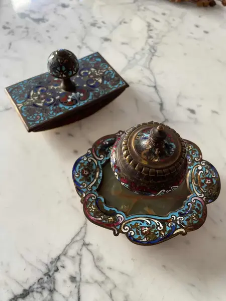 Foto de um(a) Antigo Conjunto Tinteiro Mata Borrão Bronze France Champlevé, da categoria de Itens de Escritório. Antigo e raro conjunto para escritório, composto por tinteiro e mata borrão em bronze doré (banho de ouro) com detalhes em... Mostrado de uma perspectiva diferente. Vendido no marketplace Trésors.